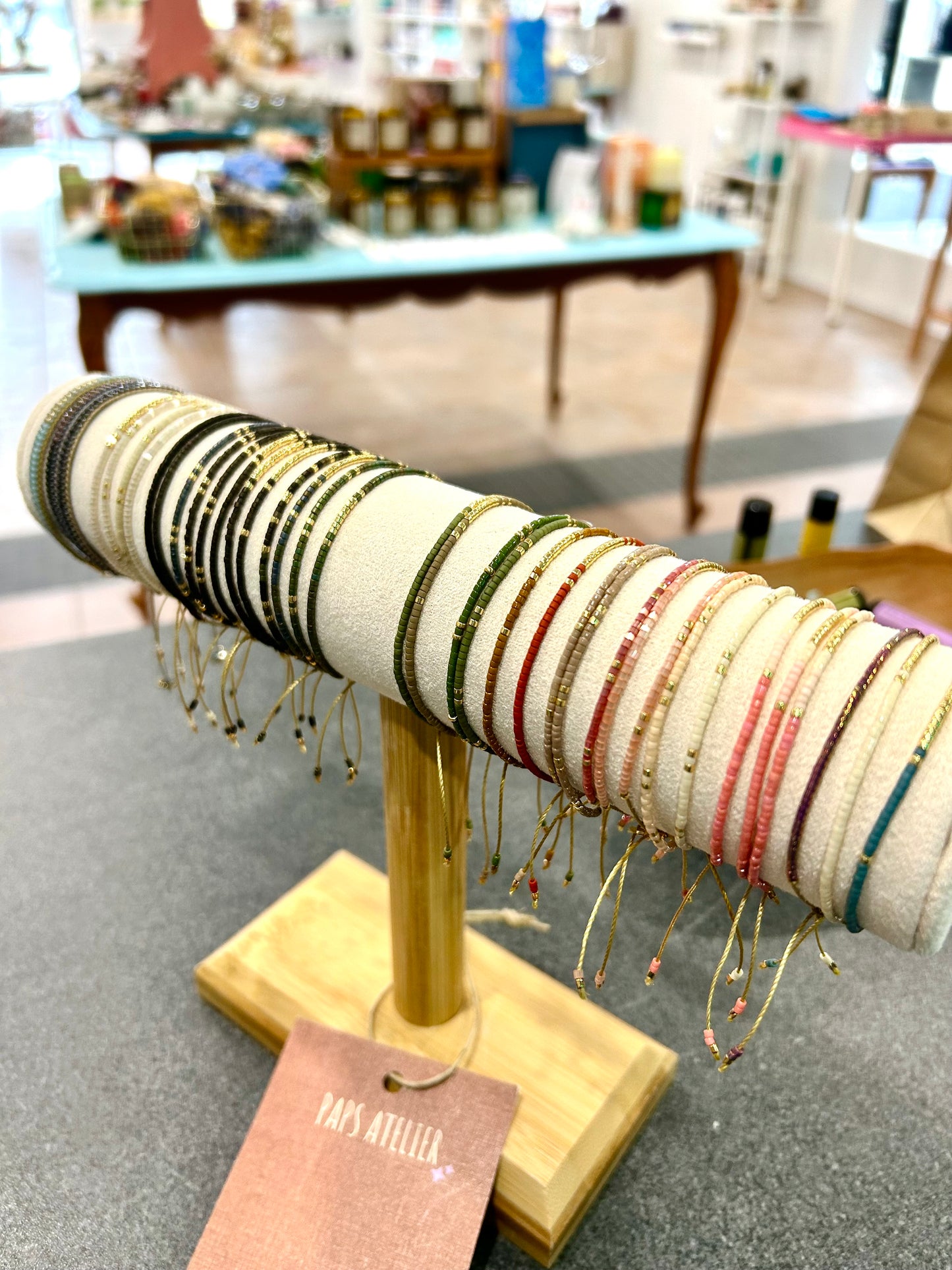 Petit bracelet de perles, couleurs variées, Paps atelier