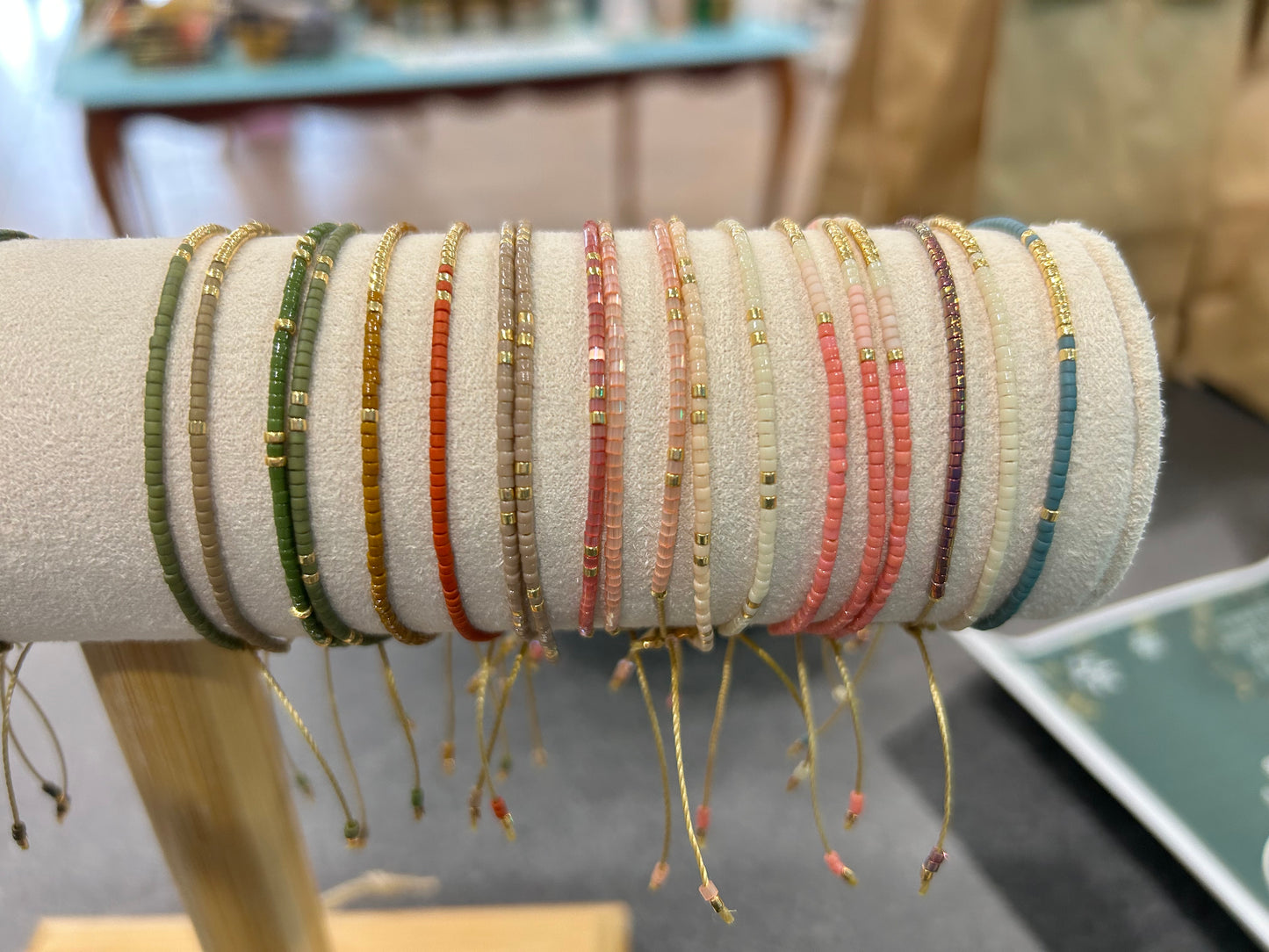 Petit bracelet de perles, couleurs variées, Paps atelier